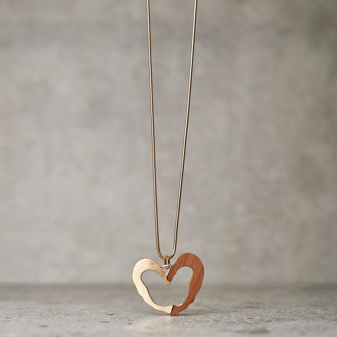 Kaklo papuošalas - Grubu ir švelnu